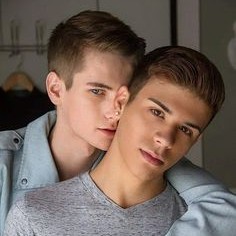 coppia di giovani gay